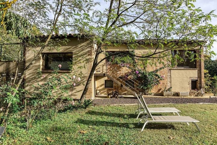 Apartamento vacacional "La Pallissa - Can Bonet" con vistas a la montaña, piscina compartida y Wi-Fi in San Martivell, Gironés