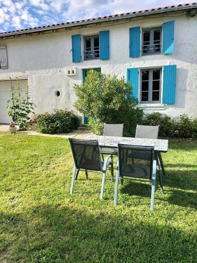 Location de vacances pour 4 personnes, avec Jardin à Antezant-la-Chapelle