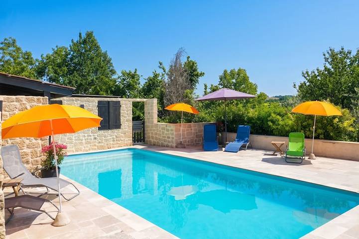 Location de vacances pour 2 personnes, avec Terrasse et Piscine à Montfermier