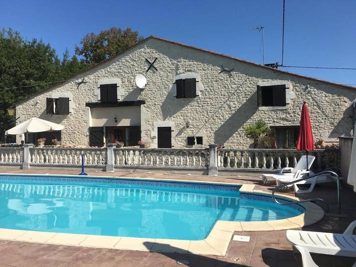 Location de vacances pour 3 personnes, avec terrasse et piscine à Les Lèves-et-Thoumeyragues
