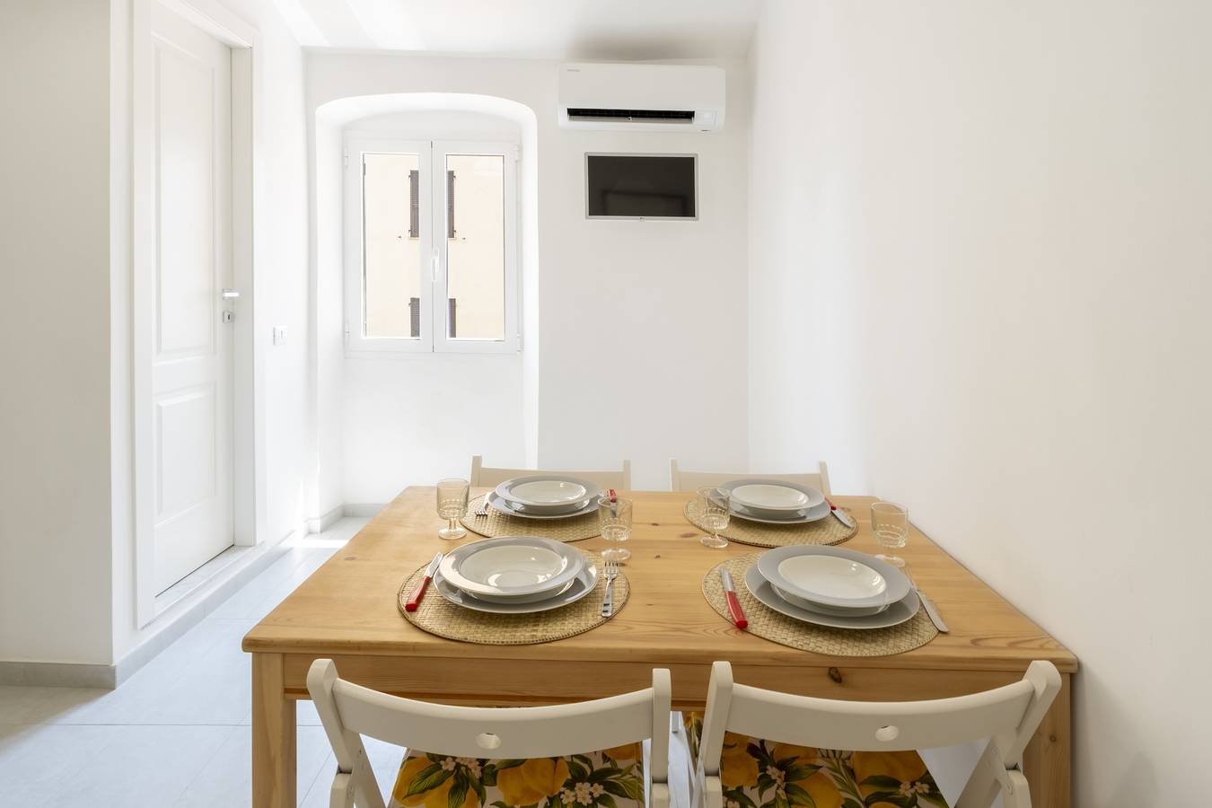 Ganze Wohnung, Wohnung 200m vom Meer entfernt, A/C und Wifi |Ap80 in Porto Maurizio, Imperia