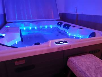 Ferienhaus für 2 Personen, mit Garten und Whirlpool in Frankreich