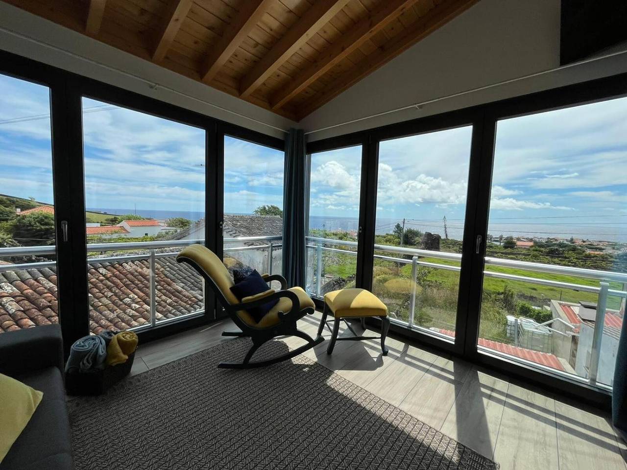 Apartamento inteiro, Apartamento 'Cantinho Da Maresia' com Vista Mar, Wi-Fi e Ar Condicionado in Porto Martins, Terceira