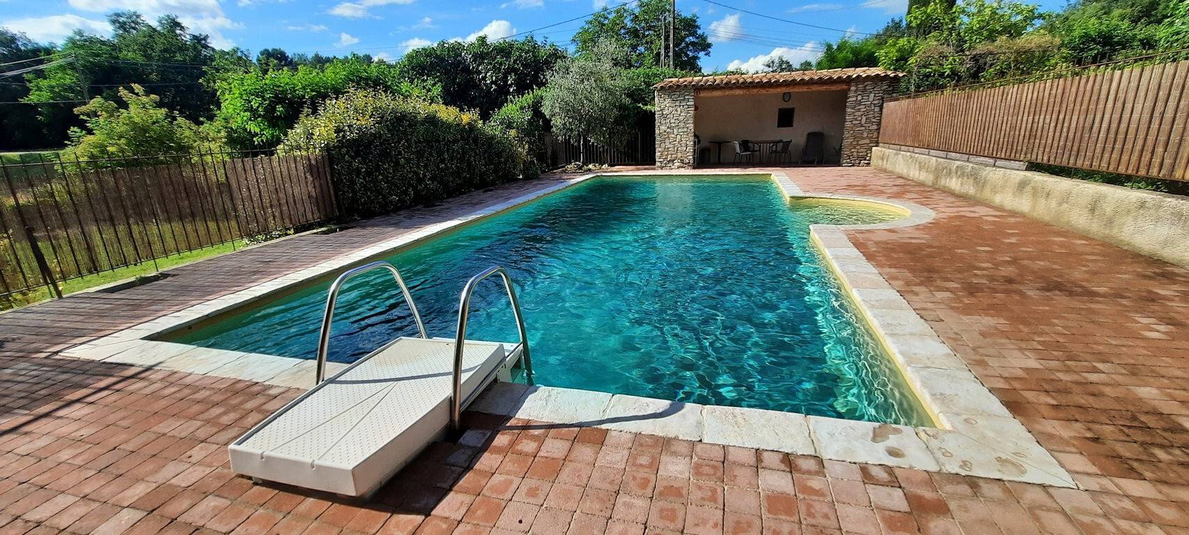 Appartement entier, Appartement « Gîte Ventoux Blanc » avec vue sur la montagne, piscine privée et Wi-Fi in Méthamis, Parc naturel régional du Mont-Ventoux