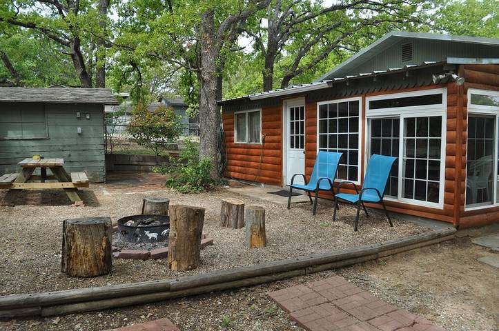 Log cabin for 5 people, with terrace, with pets in Lake Texoma