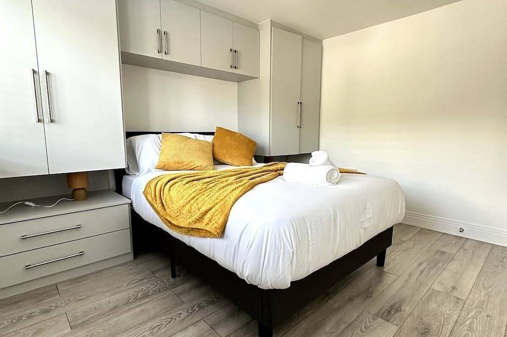 Entire apartment, Urban Stay  5 Guests Free Parking in Woking, Surrey