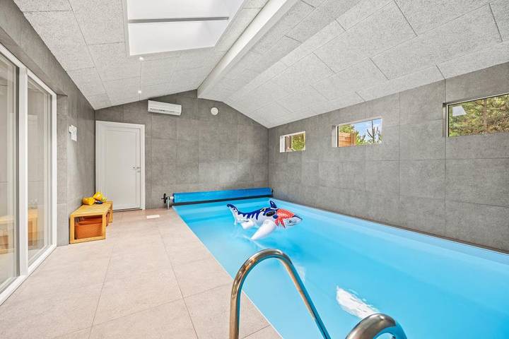 Modern holiday home for 10 people with pool and outdoor sauna in Blavand, Región de Varde