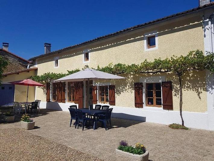 Location de vacances pour 12 personnes, avec Terrasse ainsi que Piscine et Vue à Clussais-la-Pommeraie