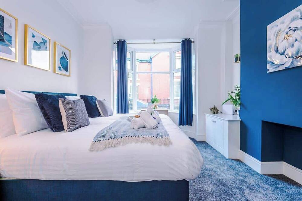 Modern home, ideal for business & groups, sleeps 7 in Crewe, Cheshire East