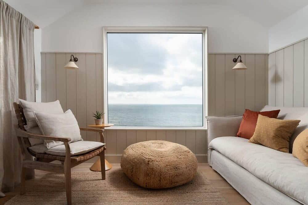 Cosy Beach House on the Seafront, Porthleven in Porthleven, Cornwall