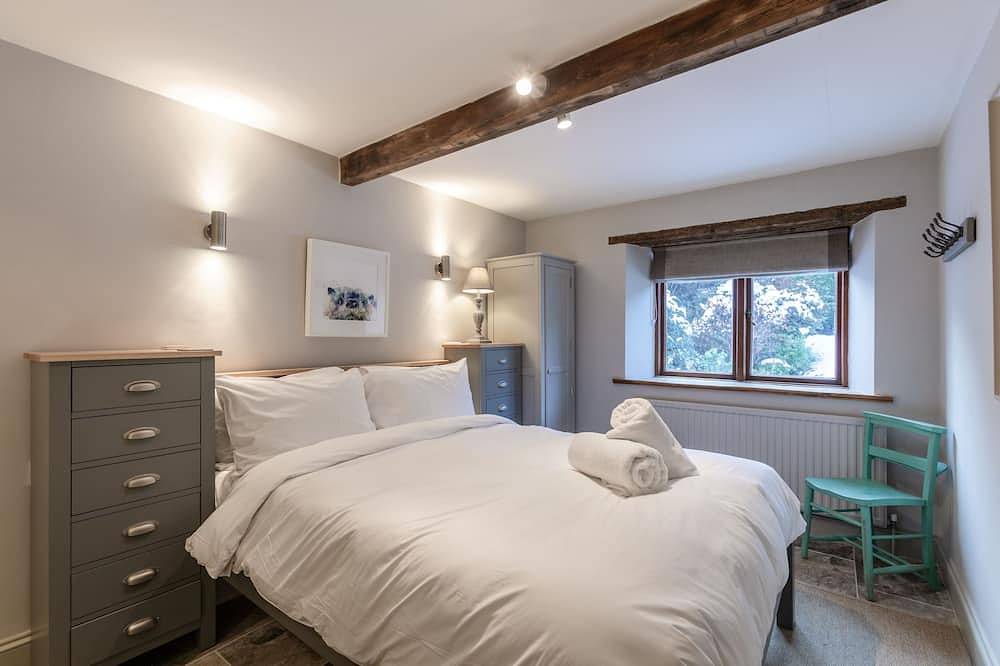 Stunning open plan 2 storey barn conversion with spiral staircase. in Blockley, Gloucestershire