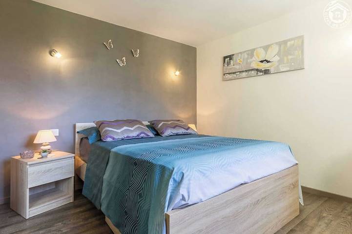 Location de vacances pour 4 personnes, avec terrasse ainsi que piscine et jardin à Viviers-du-Lac - 2