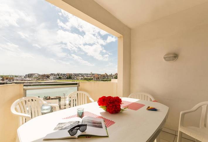 Appart’hôtel pour 6 personnes, avec piscine ainsi que balcon et vue