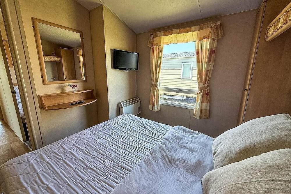 Lovely 6 berth caravan at Naze Marine Holiday Park in Essex in Frinton and Walton, Essex