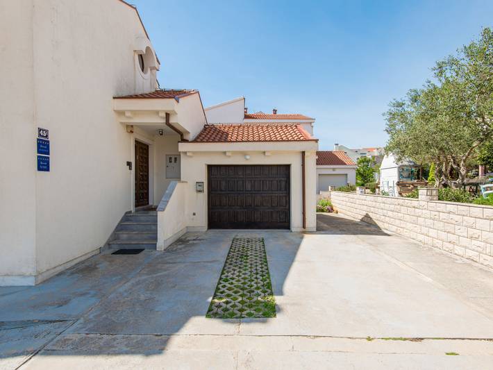 Ferienwohnung für 6 Personen, mit Garten und Terrasse in Petrcane