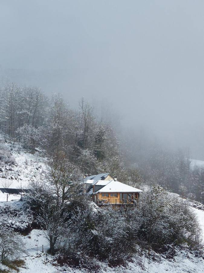 Location de vacances pour 9 personnes, avec vue ainsi que jardin et terrasse à Massat