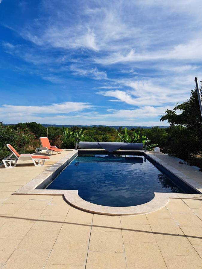 Chalet pour 2 personnes, avec Terrasse et Jardin ainsi que Piscine et Vue