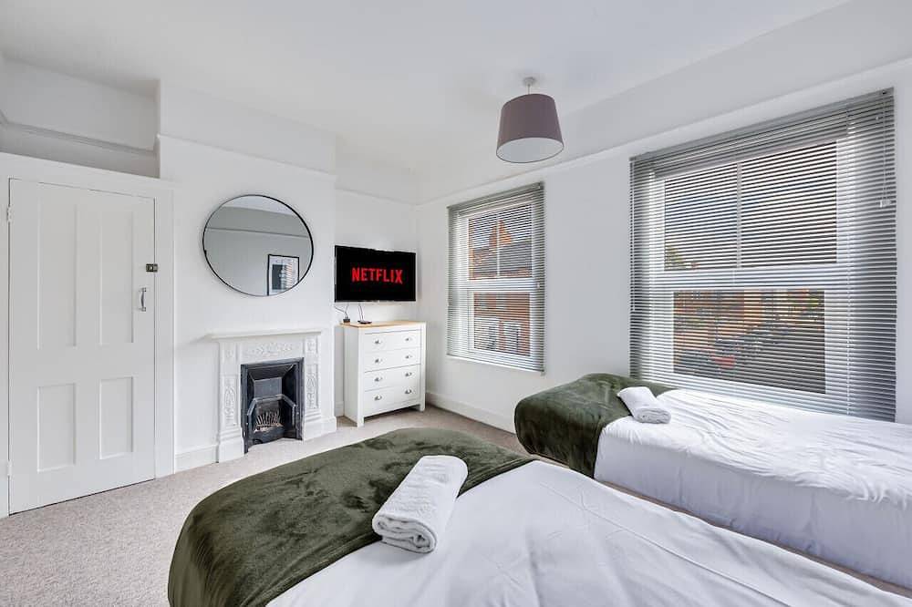 Beautiful House • Sleeps 7 • Central Location • Smart Tvs • Free Parking in Northampton, Northamptonshire