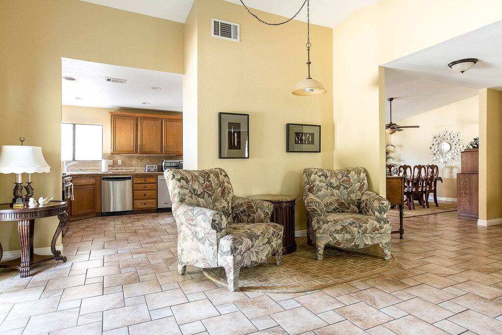 Perfekt für den Kurzurlaub in kleinen Gruppen oder für 2 Familien, die unter einem Dach bleiben möchten in Lake Elsinore, Riverside County