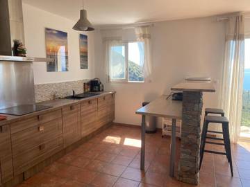 Location de vacances pour 7 personnes, avec piscine ainsi que vue et terrasse à Farinole