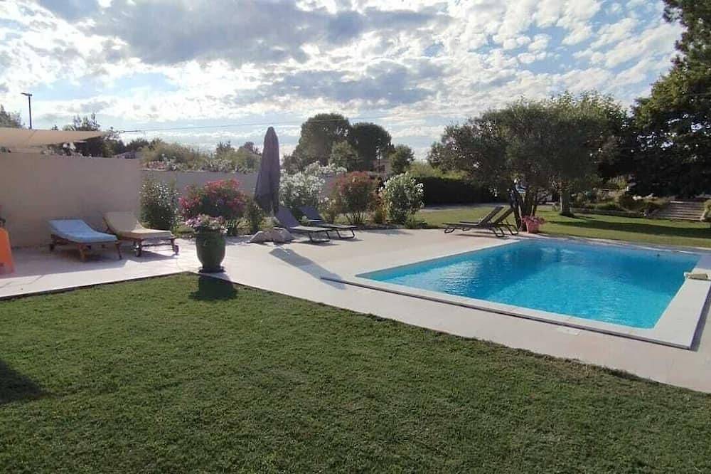 Large villa on beautiful wooded grounds in Entraigues-sur-la-Sorgue, Vaucluse