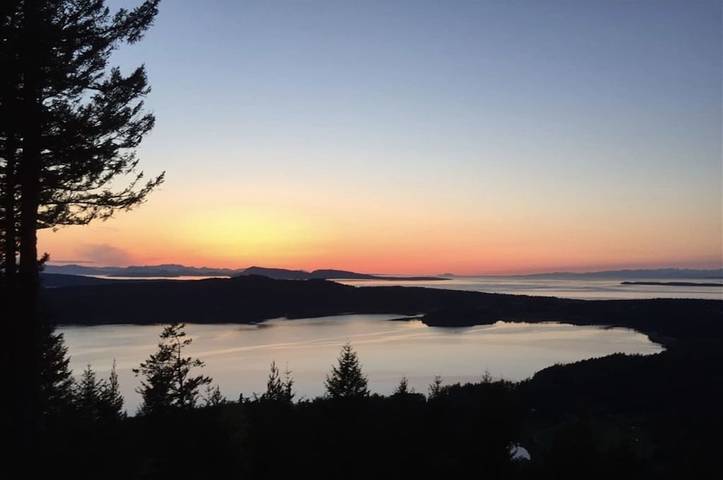 Vacation rental for 8 people, with yard and sauna in San Juan Islands