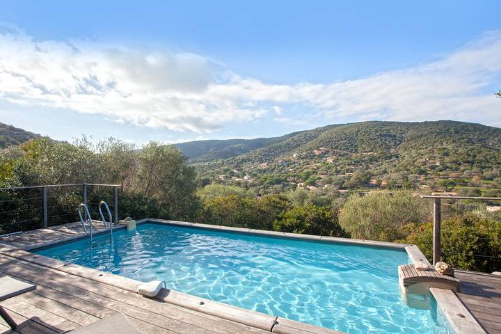 Gîte pour 4 personnes, avec Terrasse et Jardin ainsi que Piscine et Vue