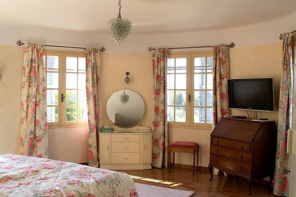 Ancienne villa viticole 4 * avec piscine chauffée et vue sur la mer in Le Pradet, Côte méditerranéenne (France)