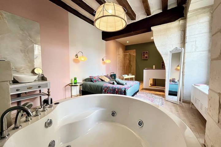 Location de vacances pour 2 personnes, avec Jacuzzi ainsi que Terrasse et Sauna à Crouzilles