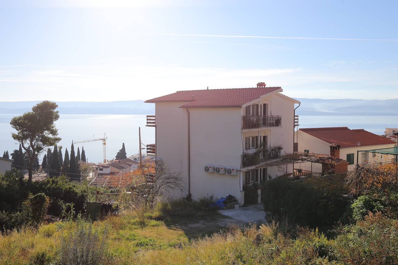 Ganze Wohnung, 2-Zimmer-Ferienwohnung mit Terrasse und Meerblick Duce, Omis A-24975-c in Dugi Rat, Split-Dalmatien