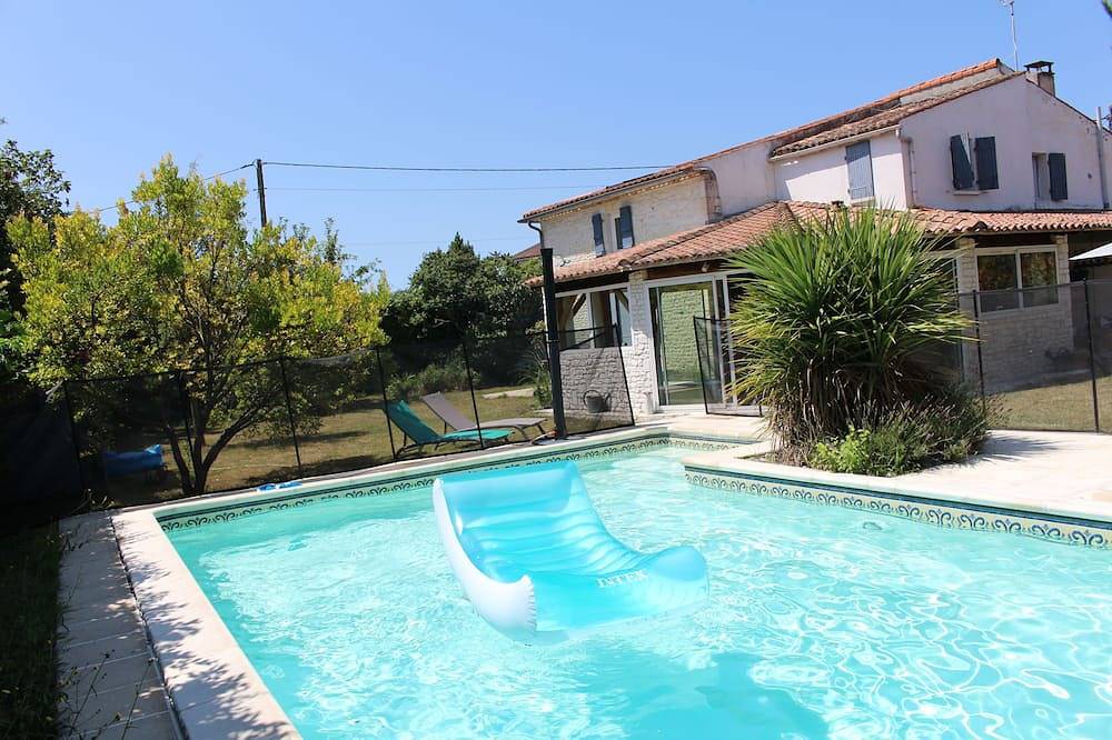 Großes Charentaise-Haus mit Pool in der Nähe der Strände von Royan in Semussac, Saintes und Umgebung