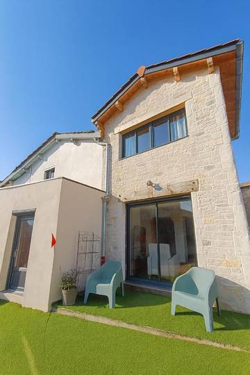 Location de vacances pour 7 personnes, avec jardin ainsi que vue et terrasse à Dommartin