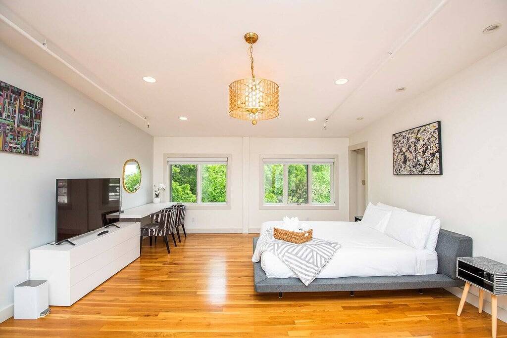 Ganze Wohnung, Penthouse w/ Rooftop Deck Overlooking Gay Street in Knoxville, Knox County (TN)