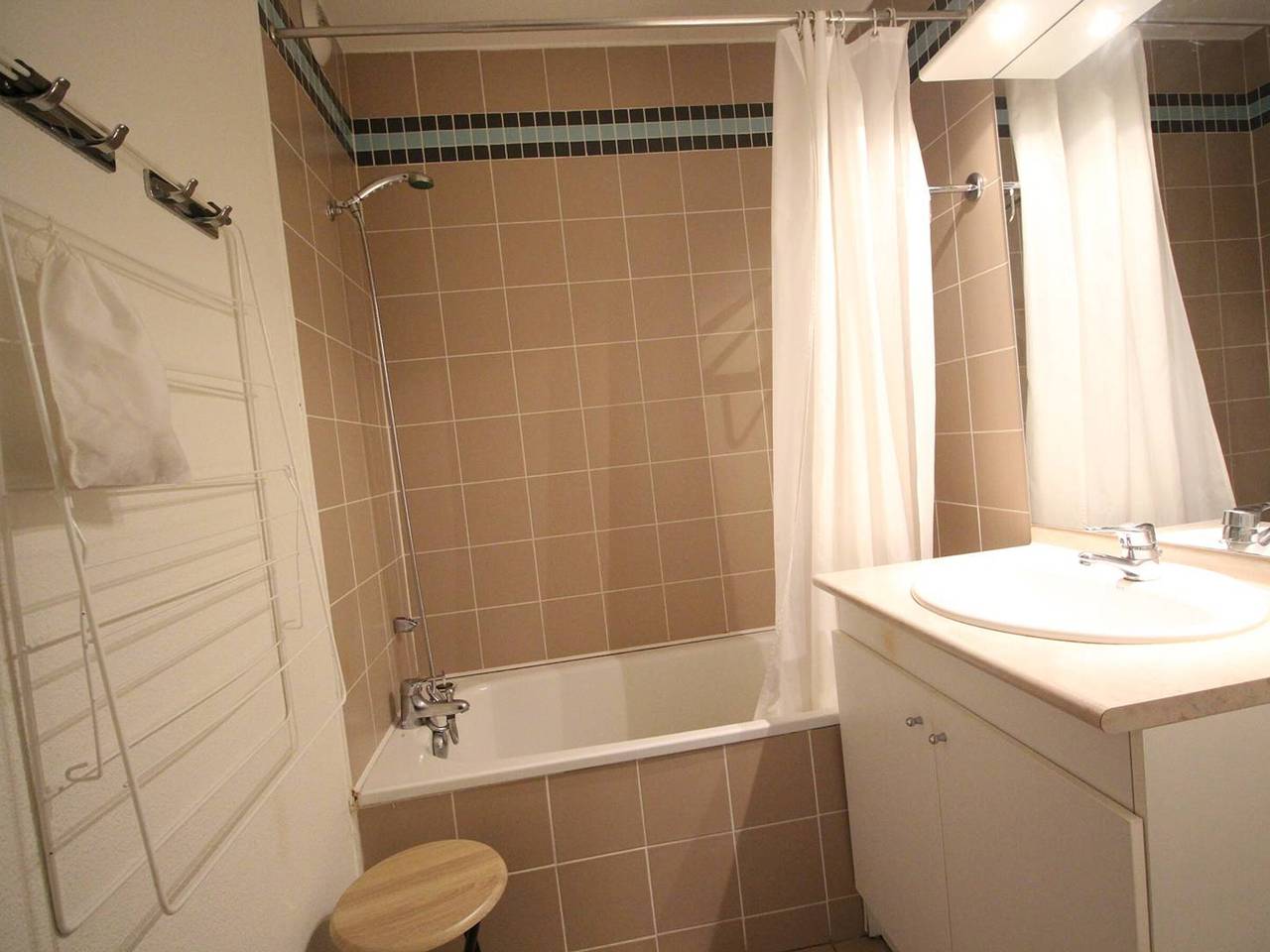 Appartement entier, Charmant T2 avec balcon, parking et lave-linge près du parc in Luchon-Superbagnères, Bagnères-de-Luchon