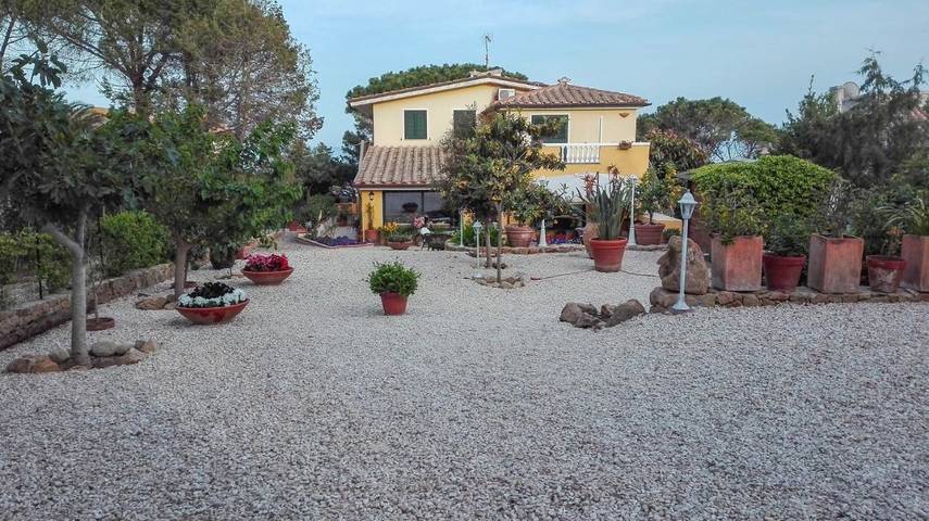 Chambre d’hôte pour 3 personnes, avec Jacuzzi et Terrasse ainsi que Jardin et Vue dans Orosei
