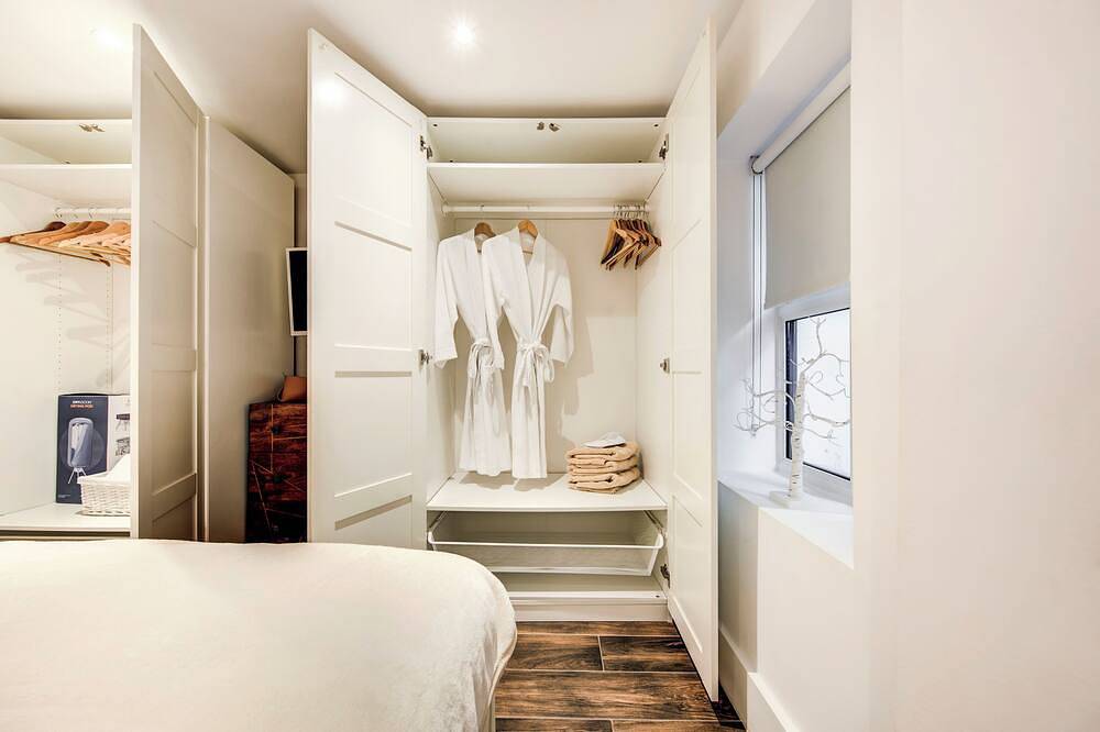 Ganze Wohnung, Writer’s Corner | Luxury 1-Bed with Private Terrace & Parking in Redbridge, London