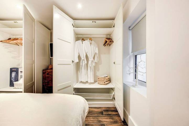 Ganze Wohnung, Writer’s Corner | Luxury 1-Bed with Private Terrace & Parking in Redbridge, London