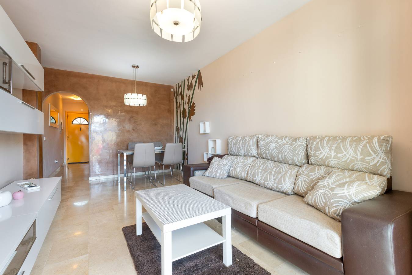 Apartamento entero, Apartamento 'Las Mimosas' con vistas al mar, Wi-Fi y aire acondicionado in Benalmádena, Costa del Sol