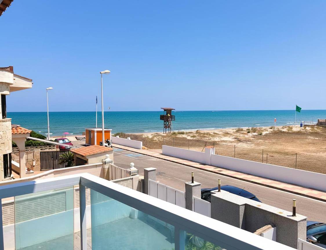 Vacaciones con el Mediterráneo a menos de 50 metros in Platja del Marenyet (Cullera), Cullera