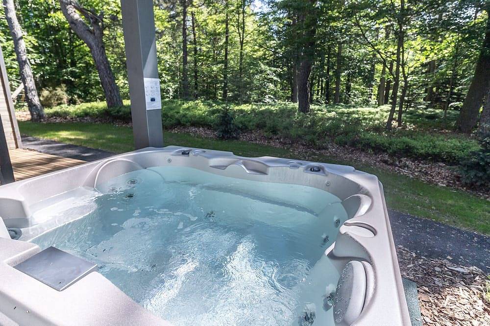 Lodge avec bain à remous privatif, proche du golf et piscine réservée - Confort et activités garanties in Le Chambon-sur-Lignon, Massif central