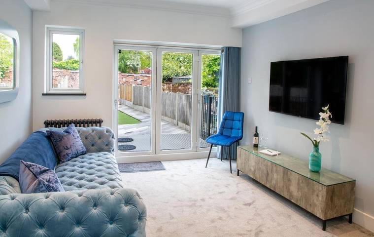 Apartment for 4 people, with Terrace and Garden as well as View in Warrington