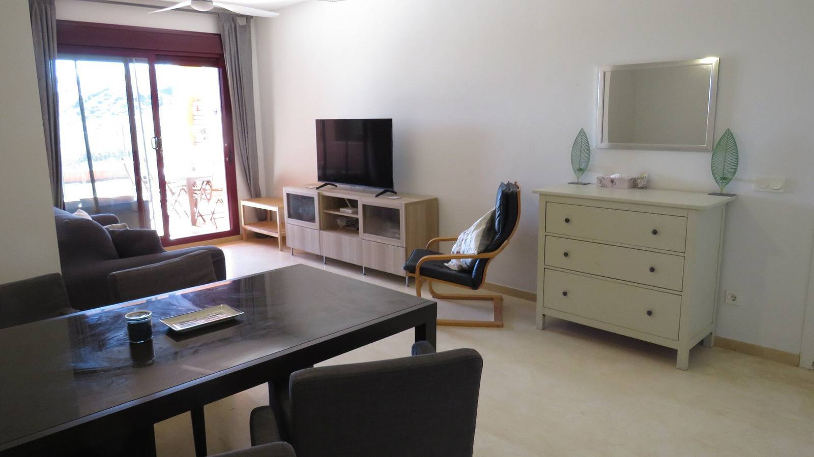 Apartamento entero, Apartamento 'Bajo Amplio con Maravillosas Vistas' con Piscina Compartida, Wi-Fi y Aire Acondicionado in Playa de la Duquesa, Manilva