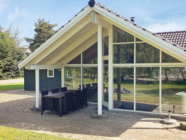 Feriehus for 10 personer, sauna og terrasse i tillegg til jacuzzi og balkong / terrasse, barnevennlig i Falster