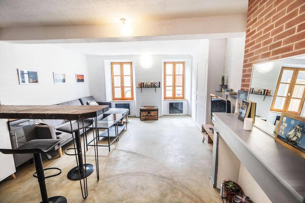 Appartement entier, Two-Bedroom Apartment in Seix, Parc naturel régional des Pyrénées ariégeoises