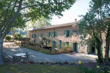 Gîte pour 6 personnes, avec jardin ainsi que piscine et vue à Ouveillan