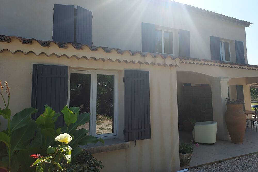 Independent studio with courtyard and parking in Althen-des-Paluds, Vaucluse