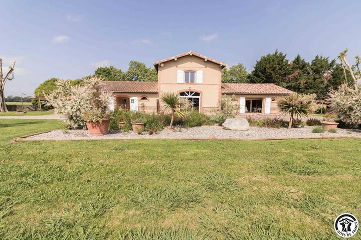 Gîte pour 4 personnes, avec Terrasse ainsi que Jardin et Piscine à Lamasquère