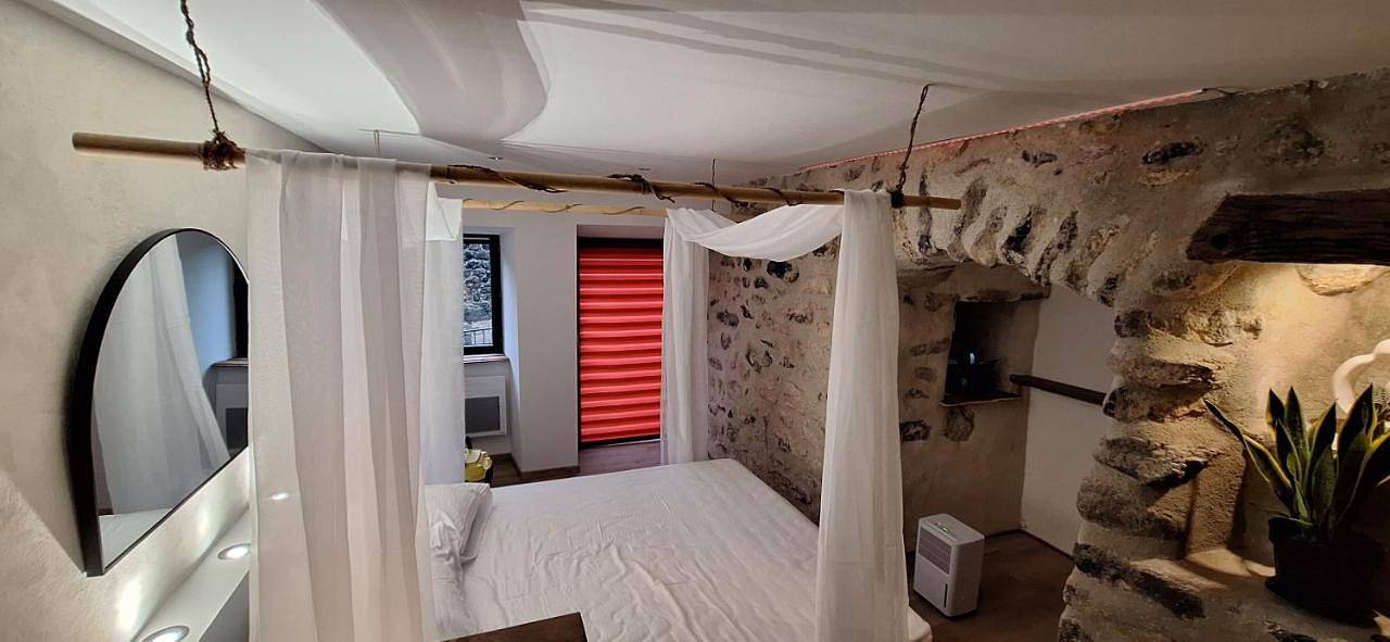 Gîte de village 2p, terrasse de toit et jacuzzi privatif in Aubignas, Privas (arrondissement)