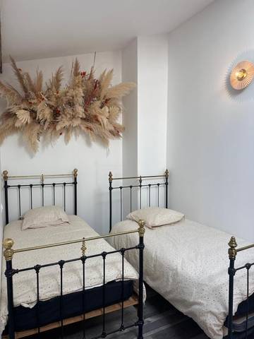 Gîte pour 2 personnes, avec vue ainsi que jardin et balcon à Villegailhenc