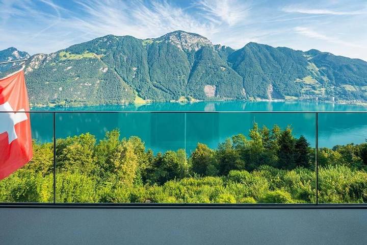 Ferienhaus für 7 Personen, mit Balkon und Whirlpool sowie Terrasse und Garten in Seelisberg